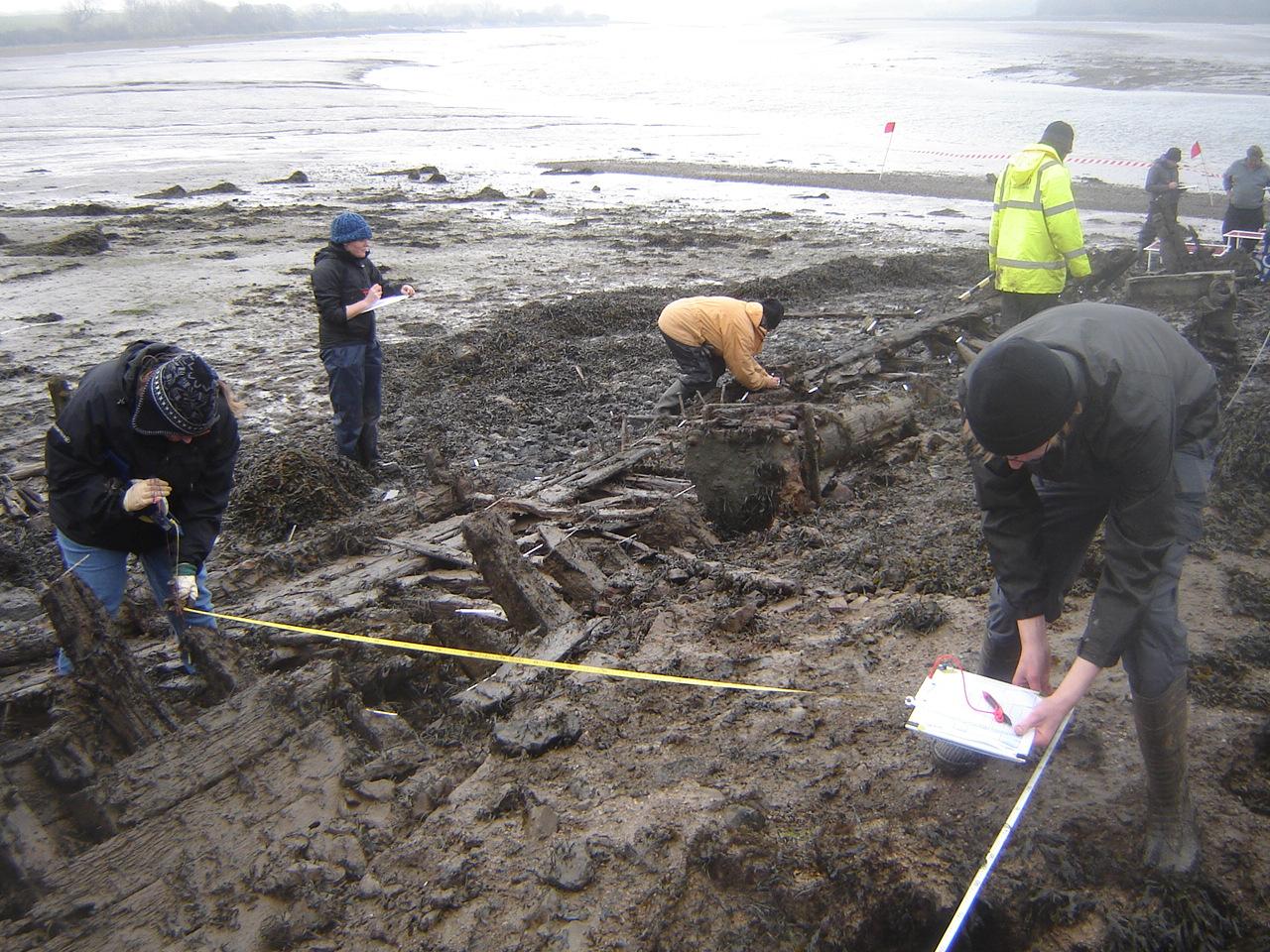 Volunteers from the Dyfed Archaeological Trust carrying out an Offset Survey exercise on the wreck of the Helping Hand